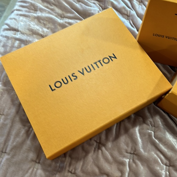 Various LV packaging - Picture 4 of 5